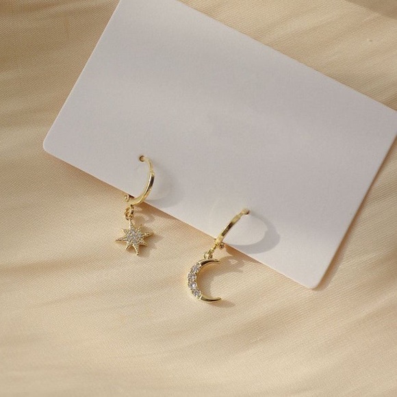 ✨Gold Star and Moon Hoop Earrings - Picture 3 of 7